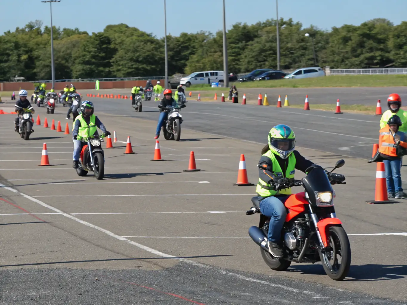 A quad biking instructor demonstrating proper riding techniques to a group of beginners in a controlled training area at ASSOC QUAD CLUB STEPHANOIS.